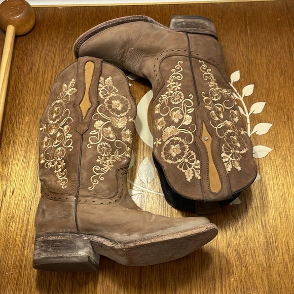 Women's JOE EXCLUSIVE brown boot with white flowers. Size 6.5 - Picture 6 of 8
